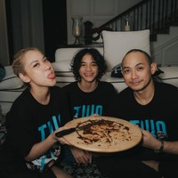 Tepat pada 8 Desember 2024 suami BCL, Tiko Aryawardhana baru saja resmi berulang tahun yang ke-44. Perayaan ulang tahun Tiko tampak digelar beberapa kali. Salah satu momen perayaan ulang tahunnya tampak sederhana digelar di rumah bersama istri dan putranya, Noah Sinclair. Foto: Instagram/@itsmebcl