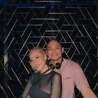 BCL dan Tiko juga terlihat kembali menggelar perayaan ulang tahun bersama para sahabat ddekatnya. Di acara tersebut Tiko hadir sekaligus menjadi DJ. Mengenakan kemeja berwarna merah muda, Tiko kembali pamer kemesraan dengan BCL. Foto: Instagram/@tikoaryawardhana