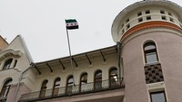 Hari ini kedutaan dibuka dan beroperasi seperti biasa di bawah bendera baru, kata seorang perwakilan kedutaan kepada kantor berita Rusia, TASS. 