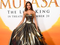 7 Gaya Blue Ivy Carter Pakai Gaun Emas di Usia 12, Dikritik Terlalu Dewasa