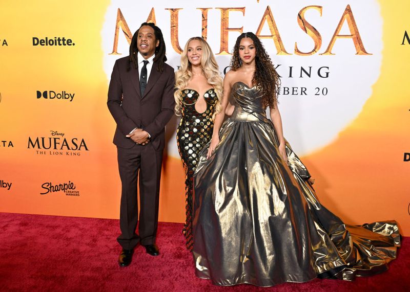 Blue Ivy Carter, Beyonce dan Jay-Z di Premiere Film 'Mufasa: The Lion King' (Kiri-Kanan) Jay-Z, BeyoncΓ©, dan Blue Ivy Carter menghadiri Penayangan Perdana Disney
