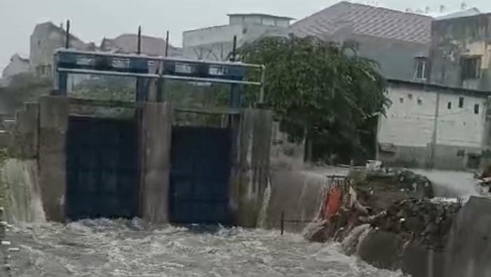 Bozem di Simo Hilir Surabaya jebol hingga sempat sebabkan banjir 30 cm imbas hujan deras.