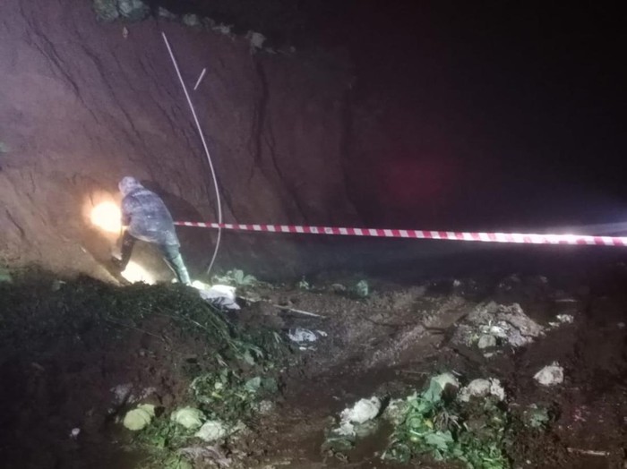 BPBD Wonosobo menutup akses jalan di Desa Campursari, Kecamatan Kejajar, akibat tanah longsor, Selasa (10/12/2024) malam.