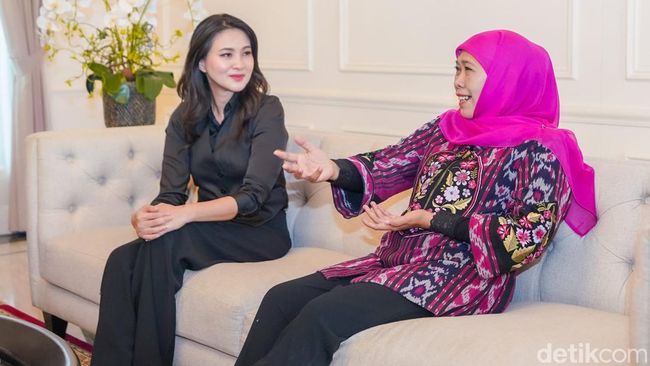 Ikki qol bilan anal porno