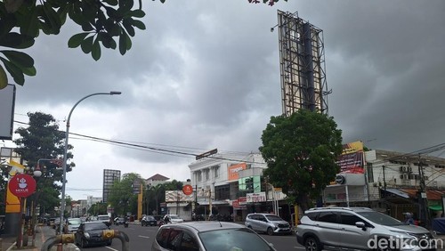 Cuaca mendung di Mataram, Selasa (10/12/2024).