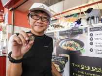 Pedagang Ini Untung Banyak Walau Dagangannya Sepi Pembeli