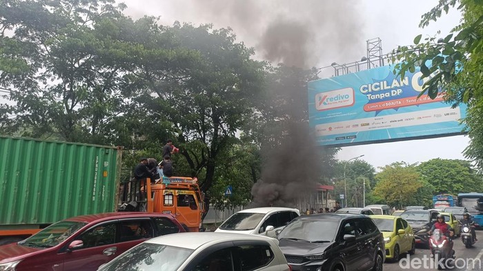 Demo mahasiswa di Makassar memicu kemacetan di Jalan Sultan Alauddin.