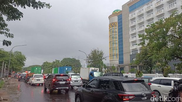 Demo mahasiswa di Makassar memicu kemacetan di Jalan Sultan Alauddin.