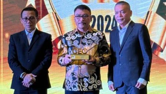 Dirut Bank Sulselbar, Yulis Suandi mendapatkan penghargaan sebagai salah satu TOP 100 CEO.
