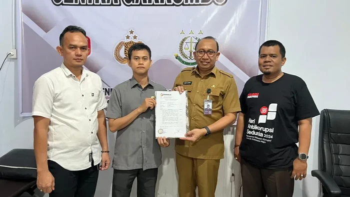 Eks Kepala Inspektorat Parepare Iwan Asaad saat melaporkan Pj Wali Kota Parepare Abdul Hayat Gani ke Sentra Gakkumdu.