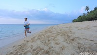 Pantai Kampa memang merupakan salah satu tempat terpopuler di Pulau Wawonii. Di sini, kamu bisa berjalan di sepanjang bibir pantai, bermain air atau bahkan berenang.
