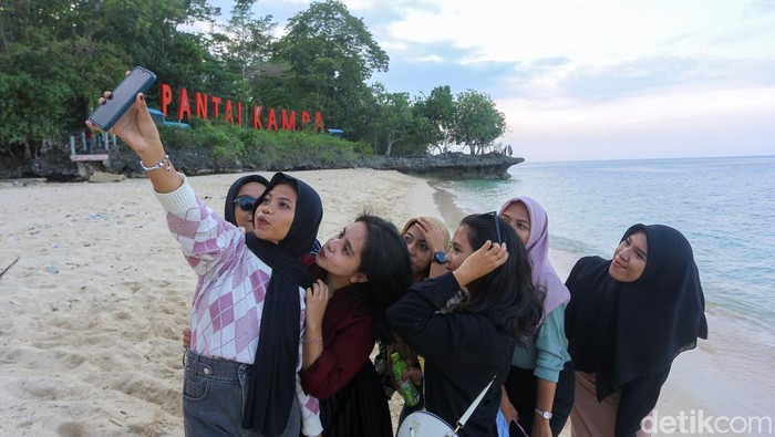 Eksotisme Pantai Kampa di Konkep yang Berpasir Putih Pengunjung menikmati wisata Pantai Kampa di Wawonii, Konawe Kepulauan, Sulawesi Tenggara.