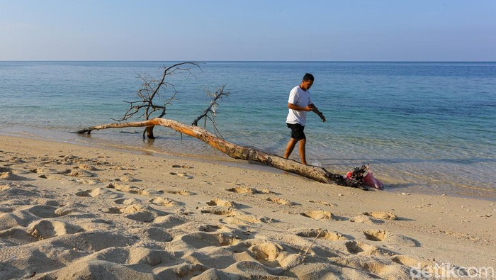 Pengunjung menikmati wisata Pantai Kampa di Wawonii, Konawe Kepulauan, Sulawesi Tenggara.