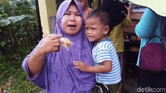 Emak-emak menangis kelaparan di posko pengungsian bencana Sukabumi.