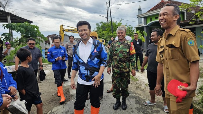 Emil Dardak saat memberikan bantuan kepada warga terdampak banjir di Sidoarjo.
