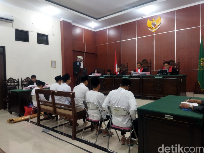 Enam terdakwa pemburu badak Jawa saat menjalani persidangan di Pengadilan Negeri Pandeglang. (Aris Rivaldo/detikcom)