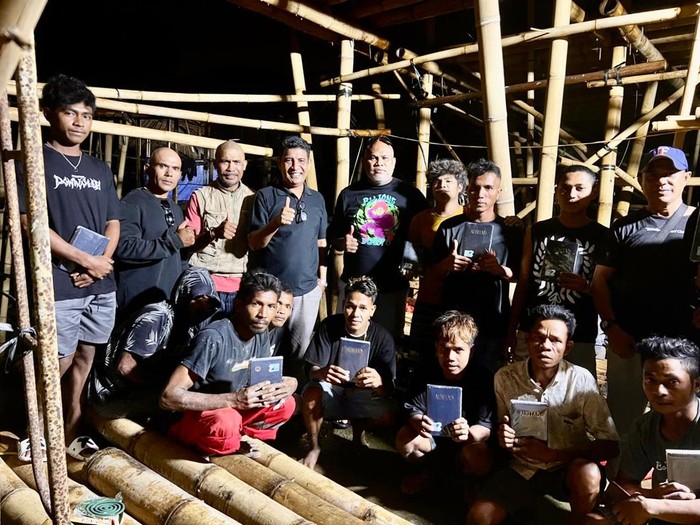 Forum Pemuda NTT bagi-bagi Alkitab ke pekerja asal Sumba di Bali (dok istimewa)