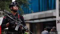 Gegana dikerahkan karena sempat ada suara ledakan dari gedung kantor tersebut.  