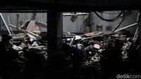 Puing-puing di basemen gedung berserakan.  
