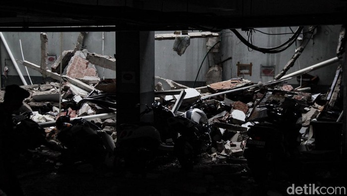 Basement gedung kantor di kawasan Bulungan, Jakarta Selatan, terbakar, Selasa (10/12/2024). Sempat terdengar suara ledakan dari gedung kantor tersebut.