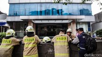 Berdasarkan video yang diunggah Damkar Jakarta, kondisi basement gedung kantor tersebut hancur. Beberapa petugas damkar menyemprotkan air ke titik api. Terlihat juga tembok hancur dan puing-puing berserakan.  