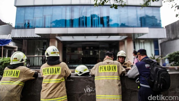 Foto-foto Terkini Gedung di Bulungan Jaksel Pasca-kebakaran Basement gedung kantor di kawasan Bulungan, Jakarta Selatan, terbakar, Selasa (10/12/2024). Sempat terdengar suara ledakan dari gedung kantor tersebut.