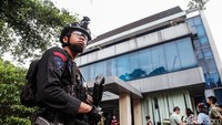 Anggota Gegana berjaga di dekat lokasi gedung kantor di Jalan Bulungan, Jakarta Selatan, Selasa (10/12/2024).