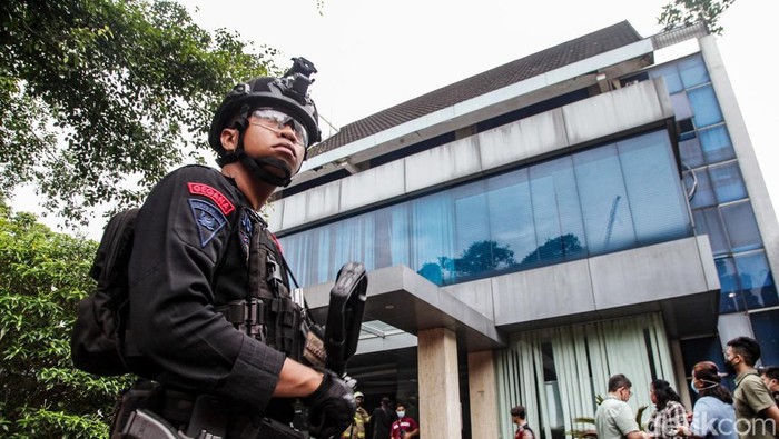 Foto-foto Terkini Gedung di Bulungan Jaksel Pasca-kebakaran Basement gedung kantor di kawasan Bulungan, Jakarta Selatan, terbakar, Selasa (10/12/2024). Sempat terdengar suara ledakan dari gedung kantor tersebut.