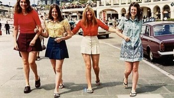 Empat Bestie Membuat Ulang Foto Dari Liburan Pertama Mereka yang Menyenangkan 50 Tahun yang LaluFoto: Boredpanda