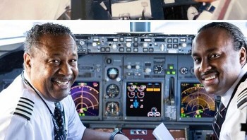 Seorang Anak Berpose Dengan Ayah Pilotnya Di Pesawat Terbang. Hampir 30 Tahun Kemudian Mereka Membuat Ulang Foto Itu Foto: Boredpanda