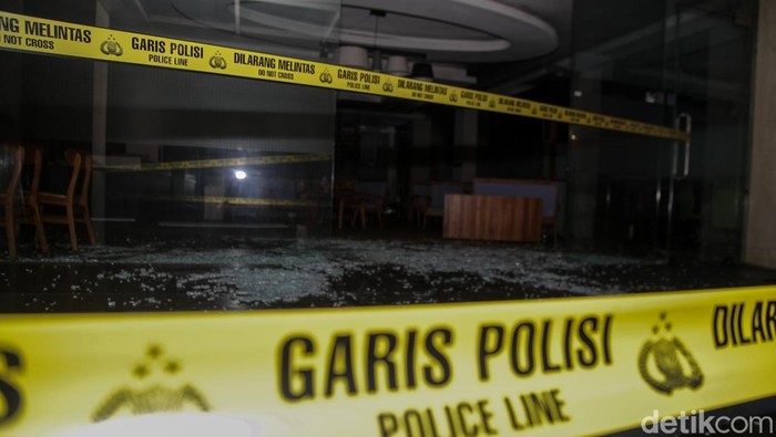 Gedung TKP Ledakan di Bulungan Jaksel Digaris Polisi Garis polisi membentang di depan gedung di Jalan Bulungan, Jaksel, Selasa (10/12/2024). Suara ledakan sempat terdengar di lokasi.