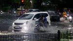 Surabaya Dilanda Hujan Angin, Jalan Tergenang-Pohon Tumbang