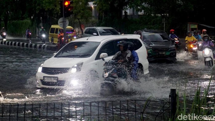 Genangan di Jalan Bung Tomo Surabaya Genangan di Jalan Bung Tomo Surabaya
