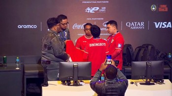 Timnas Garuda esports tidak gentar berhadapan dengan negara-negara besar. Timnas eFootball Indonesia di kategori konsol lolos perempat final sebagai runner up grup. Sementara untuk kategori mobile lolos perempat final sebagai juara grup. Foto: (YouTube Timnas Indonesia Official)