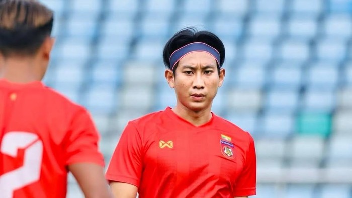 Hein Phyo Win, pemain Myanmar digerebek netizen Indonesia karena menendang bola ke kepala Marselino Ferdinan.