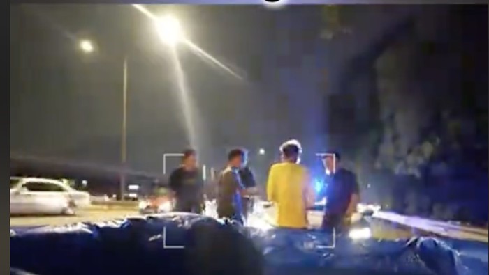 Influencer ditilang gegara mobilnya dimodif jadi kolam renang dan dibawa berkendara ke jalan tol.