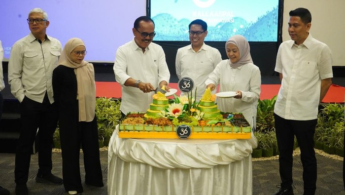 Jajaran Direksi Kalla merayakan HUT ke-36 Kalla Aspal di Saoraja Ballroom Wisma Kalla, Senin (9/12/2024).