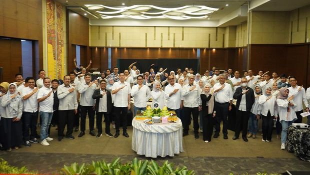 Jajaran Direksi Kalla merayakan HUT ke-36 Kalla Aspal di Saoraja Ballroom Wisma Kalla, Senin (9/12/2024).