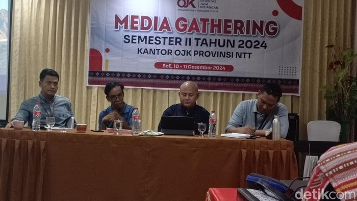 Jajaran pimpinan pada OJK NTT, saat menyampaikan materi di Kabupaten TTS, Selasa (10/12/2024). (Simon Selly/detikBali)