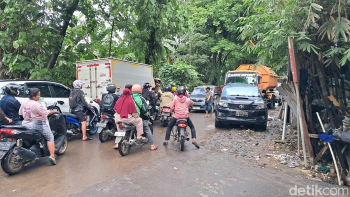 Kemacetan terjadi di Jalan AMD, dekat TPA Antang, Kota Makassar, Sulawesi Selatan (Sulsel) selama kurang lebih 3 jam.