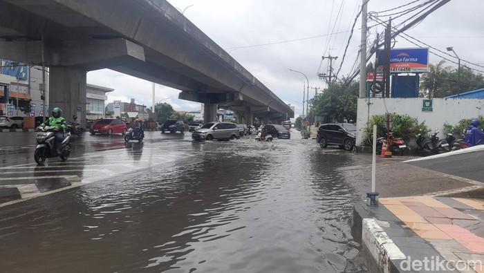 Ruas Jalan AP Pettarani di Kota Makassar, Sulawesi Selatan (Sulsel) tergenang usai diguyur hujan lebat pagi tadi.