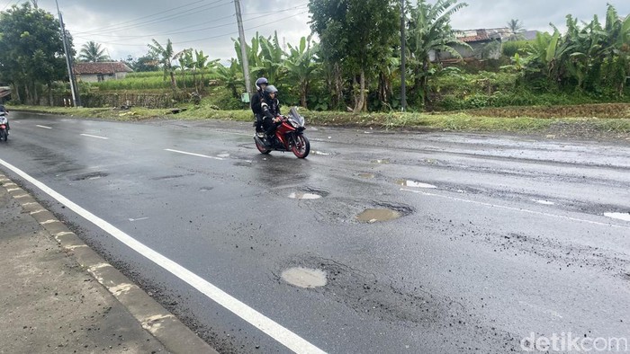 Jalan berlubang di Sukabumi