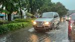 Surabaya Dilanda Hujan Angin, Jalan Tergenang-Pohon Tumbang