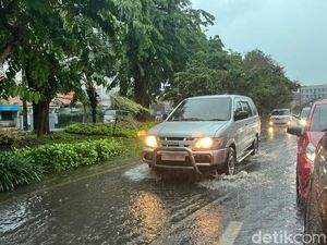 Hujan Deras Rendam Sejumlah Ruas Jalan di Surabaya