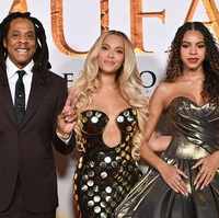 Beyonce berpose seperti pemersatu kelompok di sini, berdiri dengan satu lengan melingkari suaminya dan lengan lainnya melingkari putri mereka dalam pose berpelukan yang menandakan sebuah tim, jelas Judi. (Foto: AFP/LISA OCONNOR)