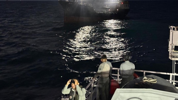 Kapal Negara (KN) Tanjung Datu-301 milik Bakamla RI yang tengah beroperasi berhasil menyelamatkan kapal berbendera Mongolia, MT Nautica Mersing. (dok istimewa).