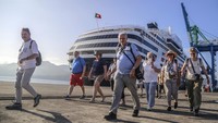 Sejumlah wisatawan asing turun dari Kapal Pesiar MV Vasco Da Gama saat bersandar di Pelabuhan Ahmad Yani, Ternate, Maluku Utara.