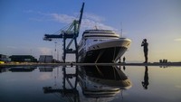 Seorang warga memotret Kapal Pesiar MV Vasco Da Gama saat bersandar di Pelabuhan Ahmad Yani, Ternate, Maluku Utara.