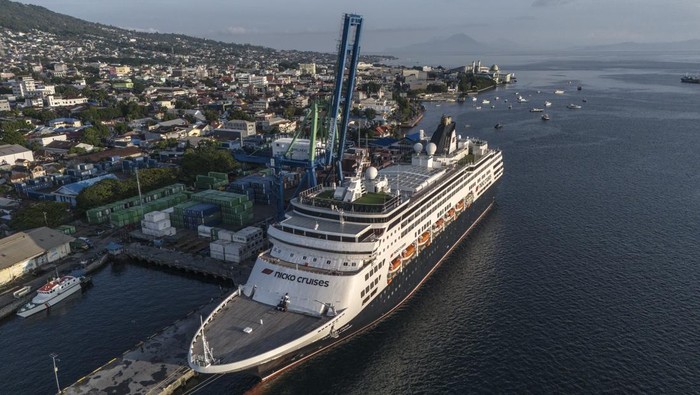 Seroang warga memotret Kapal Pesiar MV Vasco Da Gama saat bersandar di Pelabuhan Ahmad Yani, Ternate, Maluku Utara, Selasa (10/12/2024). Kapal pesiar berbendera Portugal yang memiliki panjang  219 meter dan lebar 31 meter itu membawa sekitar 800 wisatawan dari berbagai negara untuk mengunjungi sejumlah tempat wisata sejarah di Ternate dan sekitarnya. ANTARA FOTO/Andri Saputra