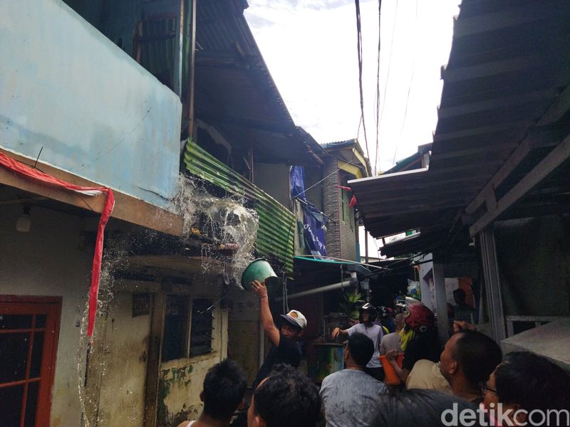 Kebakaran di permukiman padat kawasan kelurahan Kebon Kosong, Kemayoran, Jakarta Pusat, 10 Desember 2024. (Kurniawan Fadilah/detikcom)